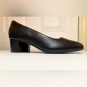 Women’s size 9.5 Clarks Linnae Pump Black Leather Heel